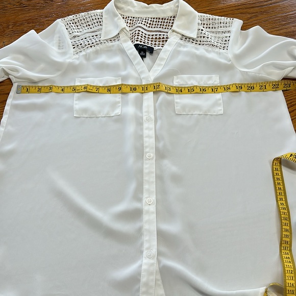 AGB white dressy button front blouse.  Size XL. Open lattice detail at neckline - Picture 5 of 12